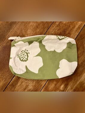 ALOHA Collection Green & White Floral Zip Pouch